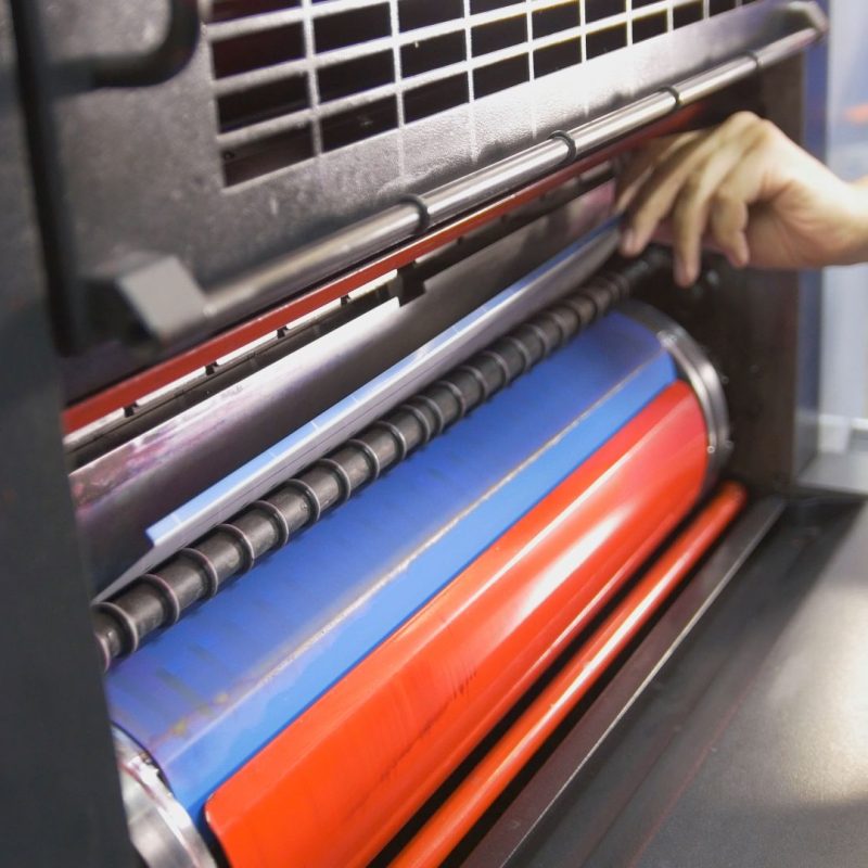 Worker,Puts,The,Plate,In,The,Press,Print,Machine